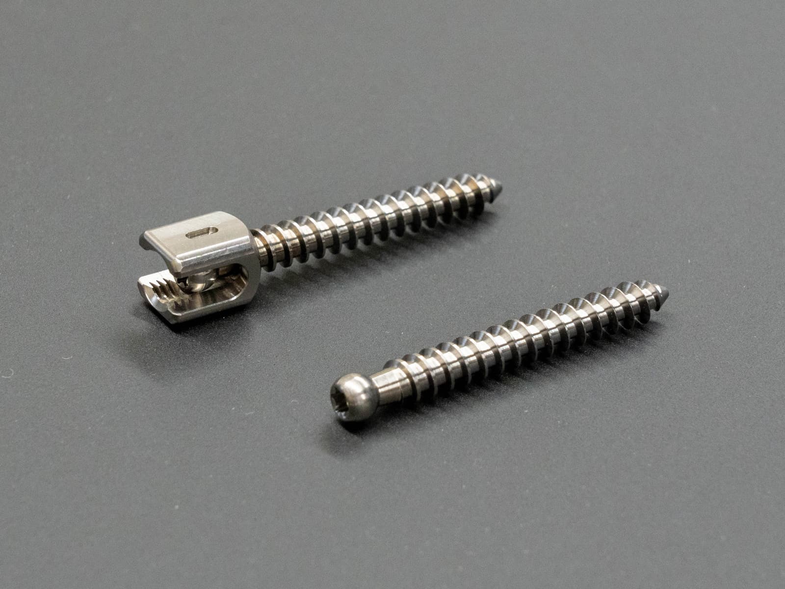 医療機器用チタンスクリュー