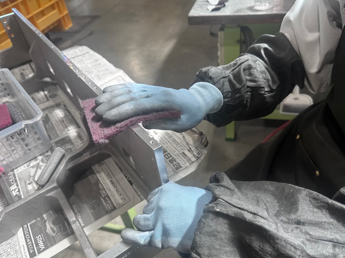 検査・バリ取り・梱包担当